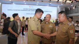 Wakil Bupati Asahan, Rianto, SH saat bersalaman dengan Gubernur Sumut Bobby Nasution disela-sela acara. 
