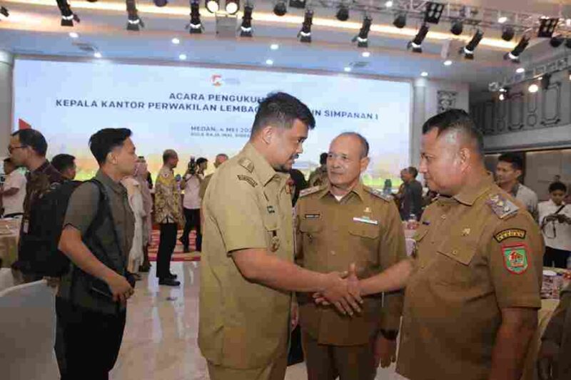 Wakil Bupati Asahan, Rianto, SH saat bersalaman dengan Gubernur Sumut Bobby Nasution disela-sela acara. 
