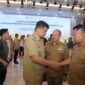 Wakil Bupati Asahan, Rianto, SH saat bersalaman dengan Gubernur Sumut Bobby Nasution disela-sela acara. 