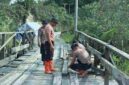 Brimob Sumut Perbaiki Jembatan Desa di Tapanuli Utara