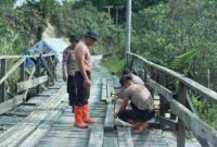 Brimob Sumut Perbaiki Jembatan Desa di Tapanuli Utara