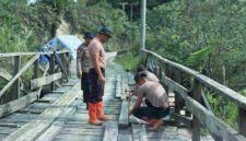 Brimob Sumut Perbaiki Jembatan Desa di Tapanuli Utara