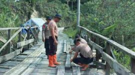 Brimob Sumut Perbaiki Jembatan Desa di Tapanuli Utara