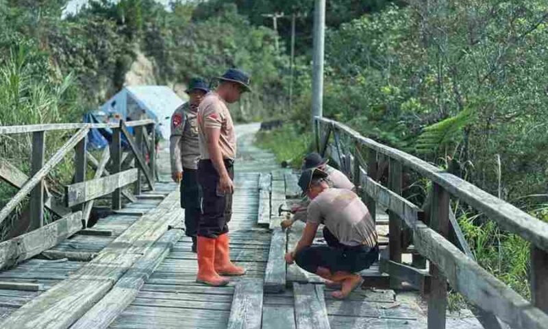 Brimob Sumut Perbaiki Jembatan Desa di Tapanuli Utara