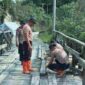 Brimob Sumut Perbaiki Jembatan Desa di Tapanuli Utara
