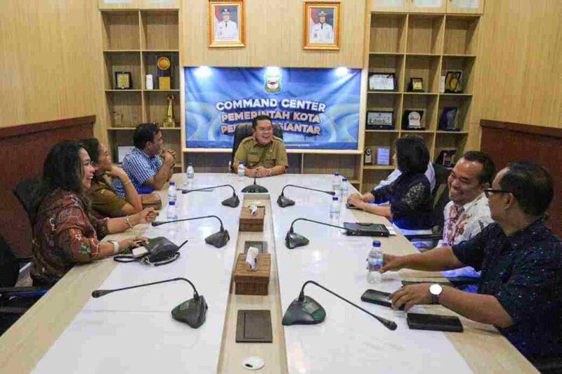 Panitia Reuni Akbar Alumni SMP Cinta Rakyat 1 menemui Wali Kota Pematangsiantar, Wesly Silalahi, S.H., M.Kn., di Command Center Lantai 2 Balai Kota Pematangsiantar, Selasa (5 Mei 2026).