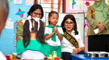 Ketua TP PKK Liswati Wesly Silalahi tinjau PAUD di Siantar Marihat.