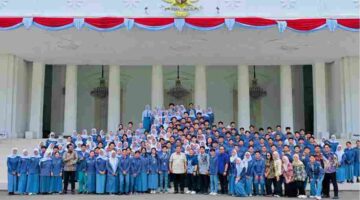 Ratusan pelajar yang tergabung dalam Forum OSIS Jawa Barat (FOJB) berkesempatan merasakan langsung suasana pusat pemerintahan melalui program “Istana untuk Anak Sekolah” pada Selasa, 5 Mei 2026.