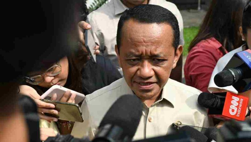 Menteri Energi dan Sumber Daya Mineral (ESDM) Bahlil Lahadalia memberikan keterangan pers kepada awak media di kompleks Istana Kepresidenan Jakarta pada Selasa, 5 Mei 2026. 