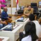 Audiensi antara Wali Kota Pematangsiantar, Wesly Silalahi, S.H., M.Kn., bersama jajaran Badan Pusat Statistik Kota Pematangsiantar, PT PLN (Persero) UP3 Pematangsiantar, serta Dinas Sosial Pemberdayaan Perempuan dan Perlindungan Anak (Dinsos P3A), yang berlangsung di Balai Kota Pematangsiantar, Selasa (5 Mei 2026).
