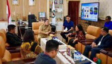 Wali Kota Pematangsiantar, Wesly Silalahi, S.H., M.Kn., saat menerima audiensi pimpinan Gereja Kristen Protestan Simalungun (GKPS) bersama panitia Konser Harmoni 30 Tahun Internasionalisasi United Evangelical Mission (UEM), di Balai Kota Pematangsiantar, Selasa (5 Mei 2026).