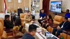 Wali Kota Pematangsiantar, Wesly Silalahi, S.H., M.Kn., saat menerima audiensi pimpinan Gereja Kristen Protestan Simalungun (GKPS) bersama panitia Konser Harmoni 30 Tahun Internasionalisasi United Evangelical Mission (UEM), di Balai Kota Pematangsiantar, Selasa (5 Mei 2026).