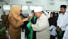 Wakil Wali Kota Pematangsiantar, Herlina, saat memakai toga sebagai simbol dewan Hakim MTQ. 