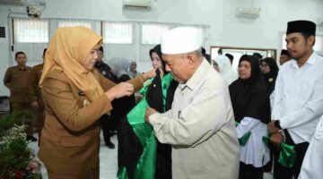 Wakil Wali Kota Pematangsiantar, Herlina, saat memakai toga sebagai simbol dewan Hakim MTQ. 
