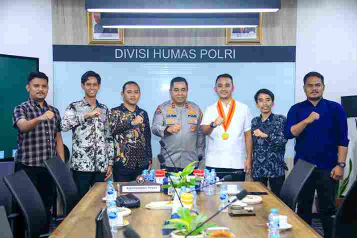 Foto bersama Permahi dan Divisi Humas POLRI beberapa waktu lalu. 