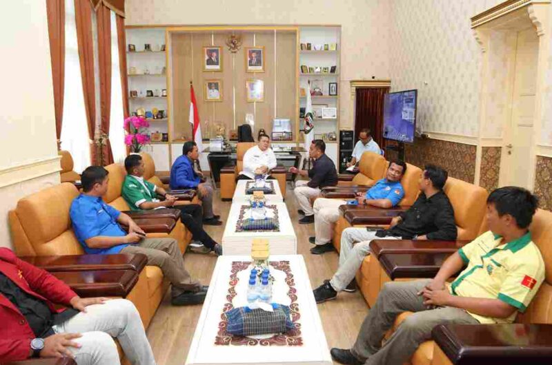 pertemuan antara Wali Kota Wesly Silalahi dan pengurus Komite Nasional Pemuda Indonesia (KNPI) Kota Pematangsiantar, di ruang kerja wali kota, Rabu (6 Mei 2026).