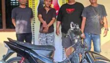 pelaku berinisial JP (35) saat diamankan polisi bersama barang bukti.
