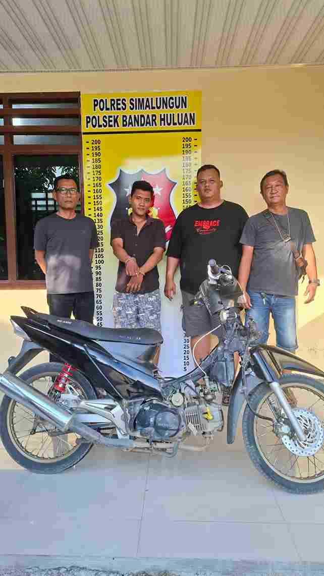 pelaku berinisial JP (35) saat diamankan polisi bersama barang bukti.