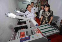 Ketua Dekranasda Pematangsiantar meninjau Rumah Kemasan UMKM.