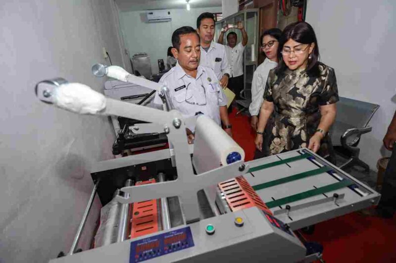 Ketua Dekranasda Pematangsiantar meninjau Rumah Kemasan UMKM.