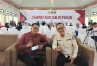 Rikky Fermana Ketua PJS Bangka Belitung pose bersama Wakil Ketua Dewan Pers Totok Suryanto disela-sela rehat Seminar dan Dialog Publik digelar oleh Polda Babel, Rabu (6/5/2026)