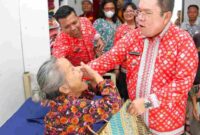 Wali Kota Pematangsiantar bersama ASN Pemko menggelar bakti sosial dan menyerahkan bantuan ke panti sosial lansia dan disabilitas.