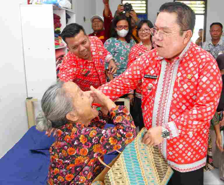 Wali Kota Pematangsiantar bersama ASN Pemko menggelar bakti sosial dan menyerahkan bantuan ke panti sosial lansia dan disabilitas.