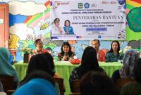 Ketua TP PKK Kota Pematangsiantar, Ny. Liswati Wesly Silalahi, saat memberikan sambutan kepada para penerima bantuan peralatan.