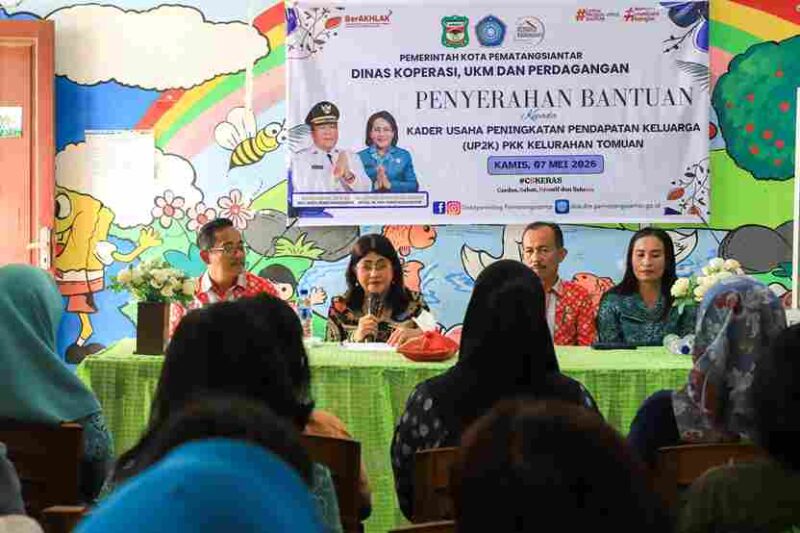 Ketua TP PKK Kota Pematangsiantar, Ny. Liswati Wesly Silalahi, saat memberikan sambutan kepada para penerima bantuan peralatan.
