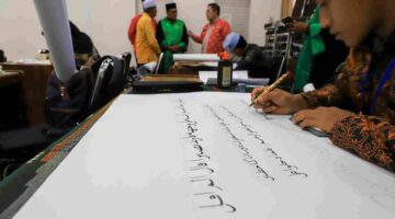 Wali Kota Wesly Silalahi meninjau peserta Khattil Qur’an MTQ ke-58 Pematangsiantar.