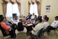 Liswati Wesly Silalahi menerima kunjungan silaturahmi sekaligus audiensi Ketua Majelis Pendidikan Kristen Wilayah Sumatera Utara-Aceh, dr. Rustam Effendy Nainggolan, M.M., di Ruang Sekretaris Daerah Balai Kota Pematangsiantar, Jalan Merdeka, Kamis, 7 Mei 2026.