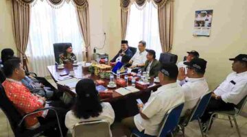 Liswati Wesly Silalahi menerima kunjungan silaturahmi sekaligus audiensi Ketua Majelis Pendidikan Kristen Wilayah Sumatera Utara-Aceh, dr. Rustam Effendy Nainggolan, M.M., di Ruang Sekretaris Daerah Balai Kota Pematangsiantar, Jalan Merdeka, Kamis, 7 Mei 2026.