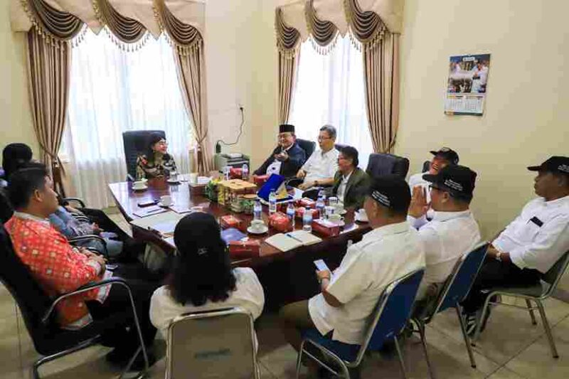 Liswati Wesly Silalahi menerima kunjungan silaturahmi sekaligus audiensi Ketua Majelis Pendidikan Kristen Wilayah Sumatera Utara-Aceh, dr. Rustam Effendy Nainggolan, M.M., di Ruang Sekretaris Daerah Balai Kota Pematangsiantar, Jalan Merdeka, Kamis, 7 Mei 2026.