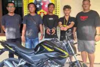 dua terduga pelaku pencurian sepeda motor di Simalungun.