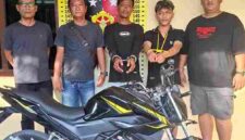 dua terduga pelaku pencurian sepeda motor di Simalungun.