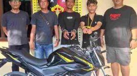 dua terduga pelaku pencurian sepeda motor di Simalungun.