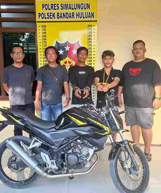 dua terduga pelaku pencurian sepeda motor di Simalungun.