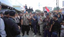 Bupati Taufik Zainal Abidin turun langsung menemui massa dan menanggapi aspirasi.