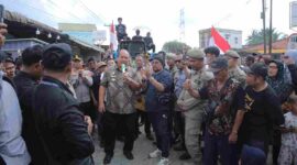 Bupati Taufik Zainal Abidin turun langsung menemui massa dan menanggapi aspirasi.