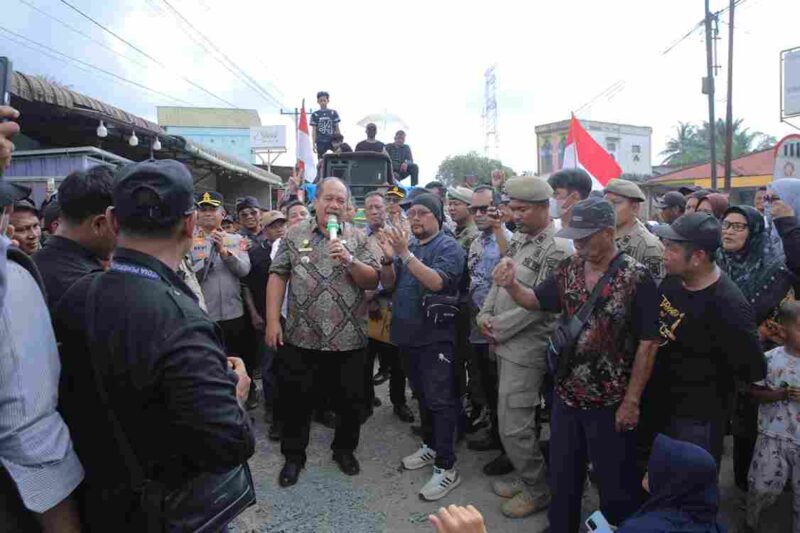Bupati Taufik Zainal Abidin turun langsung menemui massa dan menanggapi aspirasi.