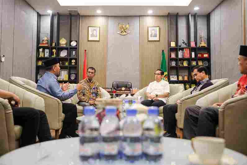 Wali Kota Medan, Rico Tri Putra Bayu Waas, menerima audiensi Ukhuwah Badan Kemakmuran Masjid (UBKM) Medan Utara selaku panitia pelaksana Festival Budaya Islam di Rumah Dinas Wali Kota Medan, Jalan Sudirman, Jumat (8/5/2026).