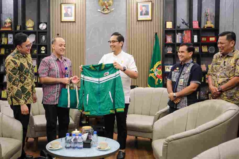 Wali Kota Medan, Rico Tri Putra Bayu Waas, menerima audiensi panitia penyelenggara Milo Activ Indonesia Race (MAIR) 2026 Medan Series di Rumah Dinas Wali Kota Medan, Jumat (8/5/2026).