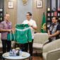 Wali Kota Medan, Rico Tri Putra Bayu Waas, menerima audiensi panitia penyelenggara Milo Activ Indonesia Race (MAIR) 2026 Medan Series di Rumah Dinas Wali Kota Medan, Jumat (8/5/2026).