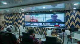 Sekretaris Daerah (Sekda) Kota Medan, Wiriya Alrahman, mengikuti rapat koordinasi melalui Zoom Meeting terkait fasilitasi kesiapan pemerintah daerah pada lokasi Pengelolaan Sampah Menjadi Energi Listrik (PSEL), Jumat (8/5/2026).