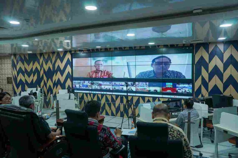 Sekretaris Daerah (Sekda) Kota Medan, Wiriya Alrahman, mengikuti rapat koordinasi melalui Zoom Meeting terkait fasilitasi kesiapan pemerintah daerah pada lokasi Pengelolaan Sampah Menjadi Energi Listrik (PSEL), Jumat (8/5/2026).