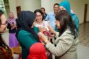 Ketua TP PKK Kota Pematangsiantar, Liswati Wesly Silalahi, saat menyapa salah seorang bayi yang sedang di gendong. 