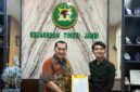 Ketua Permahi jambi menyerahkan  kajian pengelolaan aset negara, penguatan paradigma hukum modern hingga optimalisasi pemulihan kerugian negara keoada Bpk M. Husaini S.H., M.H.,  Asisten Intelijen Kejati Jambi.