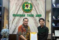 Ketua Permahi jambi menyerahkan  kajian pengelolaan aset negara, penguatan paradigma hukum modern hingga optimalisasi pemulihan kerugian negara keoada Bpk M. Husaini S.H., M.H.,  Asisten Intelijen Kejati Jambi.