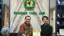 Ketua Permahi jambi menyerahkan  kajian pengelolaan aset negara, penguatan paradigma hukum modern hingga optimalisasi pemulihan kerugian negara keoada Bpk M. Husaini S.H., M.H.,  Asisten Intelijen Kejati Jambi.