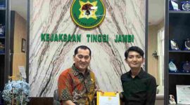 Ketua Permahi jambi menyerahkan  kajian pengelolaan aset negara, penguatan paradigma hukum modern hingga optimalisasi pemulihan kerugian negara keoada Bpk M. Husaini S.H., M.H.,  Asisten Intelijen Kejati Jambi.